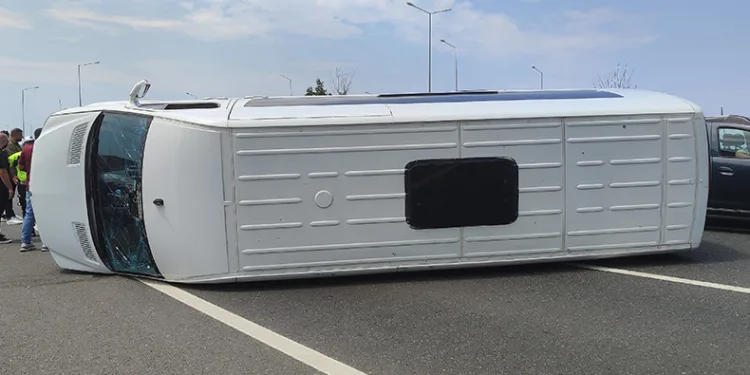 Servis minibüsü devrildi, sürücü kazayı yara almadan atlattı