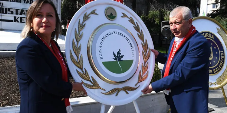Atatürk’ün Bursa’ya gelişinin 100. yılı anısına çelenk sunumu yapıldı