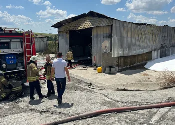 Arnavutköy’de boya deposunda korkutan yangın