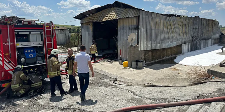 Arnavutköy’de boya deposunda korkutan yangın