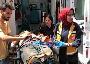 İskeleden düşen işçilerden 1’i hayatını kaybetti