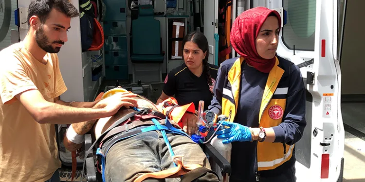 İskeleden düşen işçilerden 1’i hayatını kaybetti