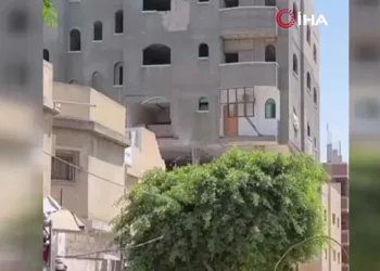 İsrail, mülteci kampındaki binayı vurdu