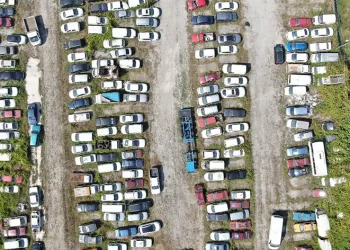 Milyonluk araçlar yedieminde çürüyor