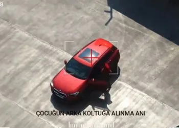 Babasının yanında araç kullanan çocuk drona yakalandı