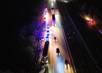 Otobüs tıra arkadan çarptı: 25 yaralı