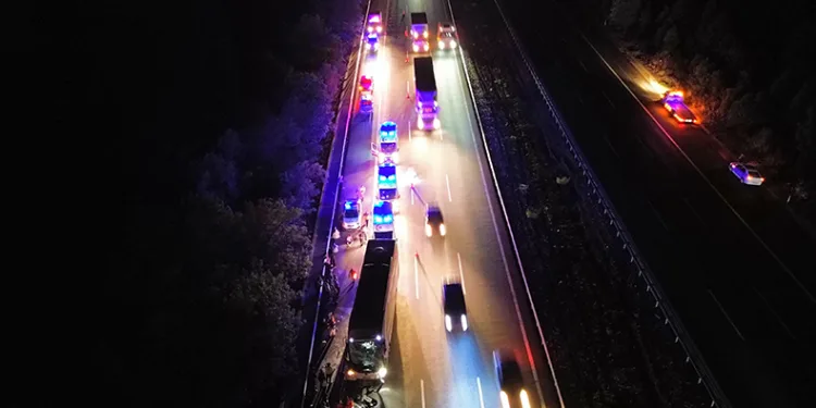 Otobüs tıra arkadan çarptı: 25 yaralı