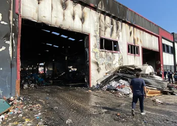 Yanan fabrikada soğutma ve temizleme çalışmaları sürüyor