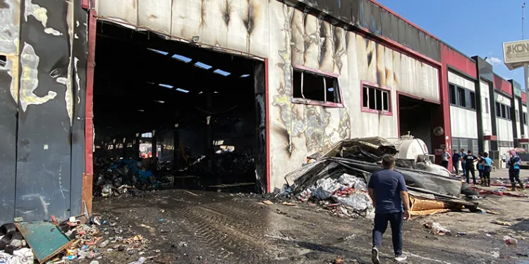Yanan fabrikada soğutma ve temizleme çalışmaları sürüyor