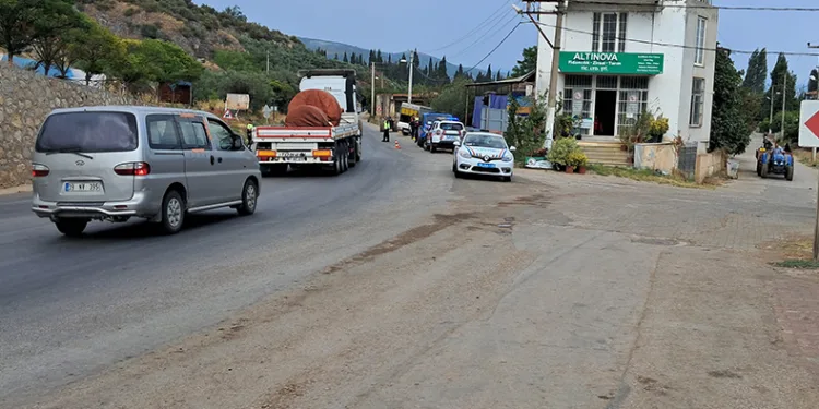 Islak yolda kayan kamyonet bahçe duvarına çarptı