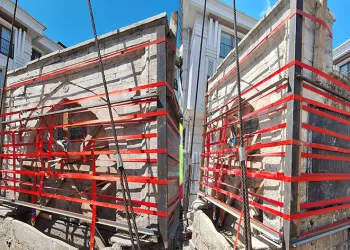 Fatih’teki tarihi Hacı Evliya Çeşmesi vinçlerle yeni yerine taşındı