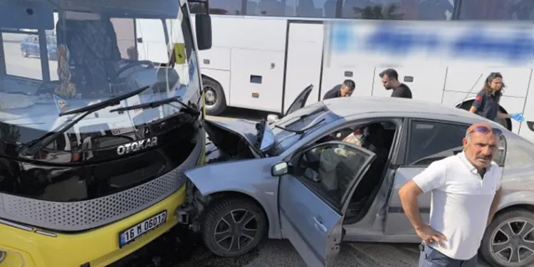 Zincirleme kaza kamerada: 2 yaralı