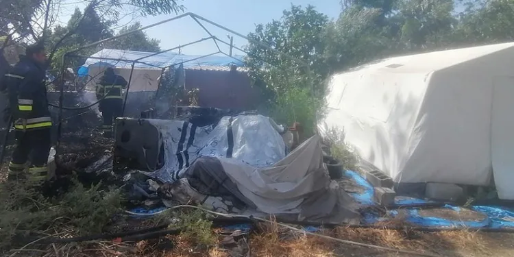 Antakya’da depo olarak kullanılan çadır yandı