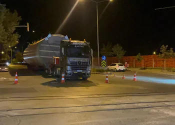 86 tonluk rüzgar türbini gövdesi taşıyan tır yolda kaldı