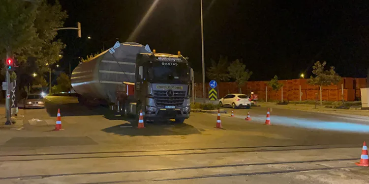 86 tonluk rüzgar türbini gövdesi taşıyan tır yolda kaldı