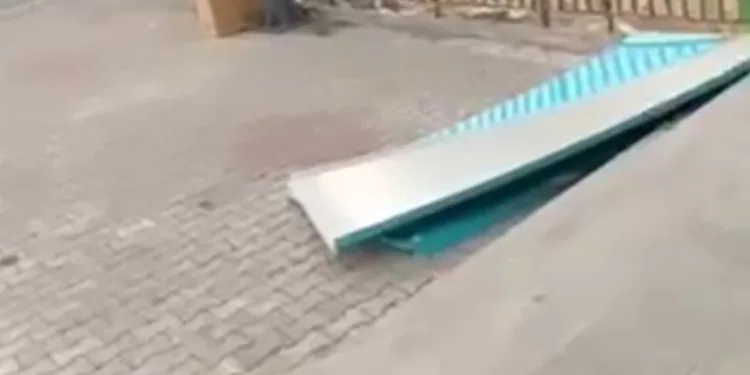 Elazığ’da fırtına tabelaları yerinden söktü