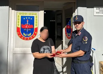 Yol kenarında bulunan altın dolu çanta sahibine teslim edildi