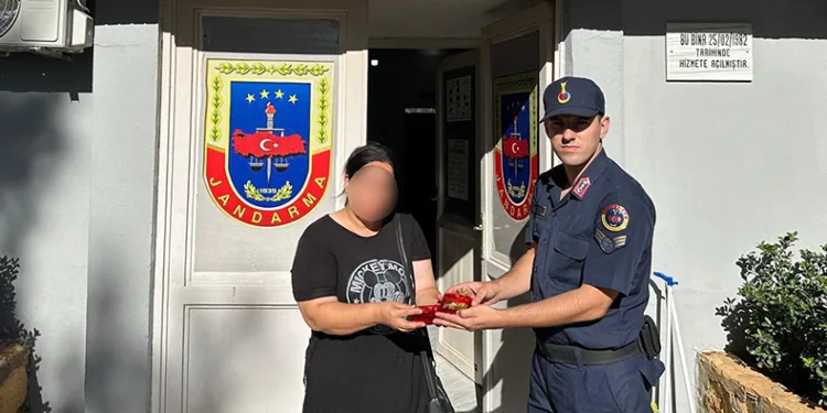 Yol kenarında bulunan altın dolu çanta sahibine teslim edildi