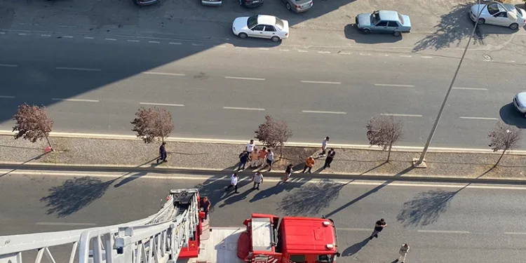 Yük asansörü rüzgara dayanamadı