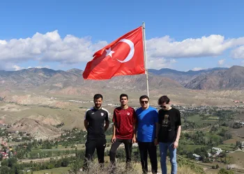 Lale Dağı’nın bayrağını yenilediler