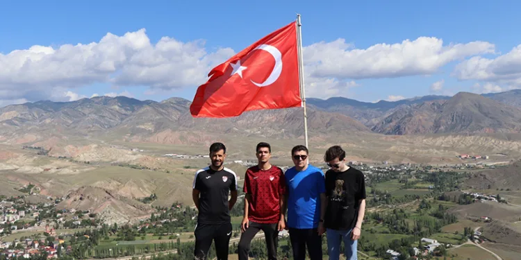 Lale Dağı’nın bayrağını yenilediler