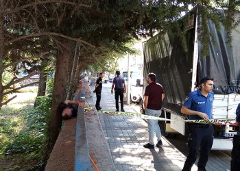 Bursa’da bir genç okul duvarının üzerinde ölü bulundu