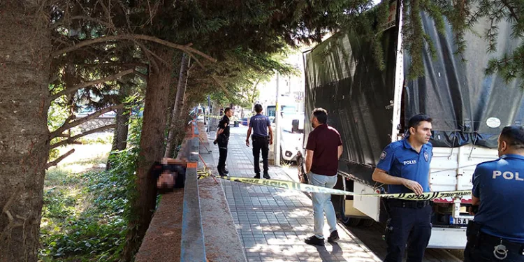 Bursa’da bir genç okul duvarının üzerinde ölü bulundu