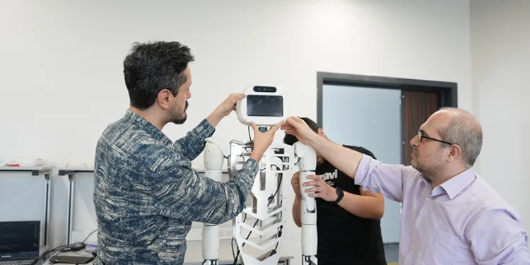 BTÜ’de yapay zeka destekli insansı robot geliştirildi