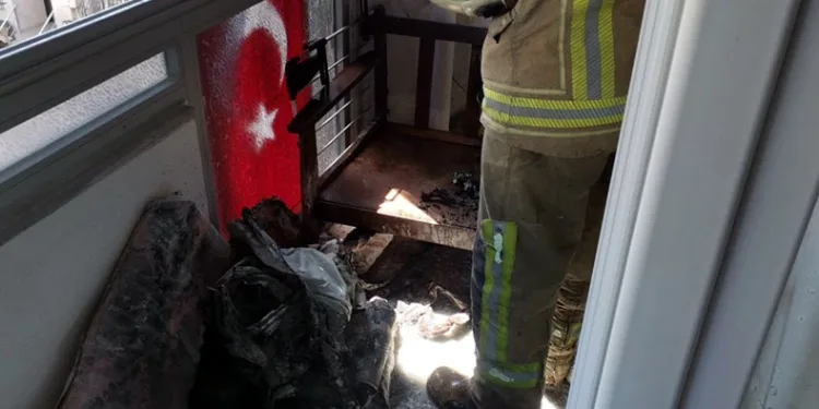 Apartman dairesinde çıkan yangın paniğe sebep oldu