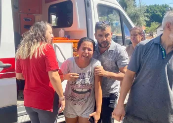 Yanan evinin ardından gözyaşlarına boğuldu