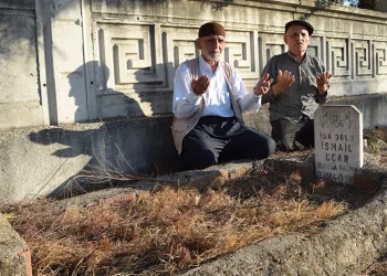 Sahipsiz mezar, mezarlığın dışında kaldı