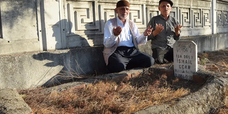 Sahipsiz mezar, mezarlığın dışında kaldı