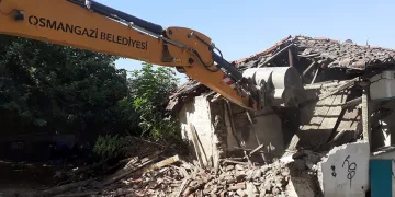 Osmangazi’de metruk binalar yıkılıyor