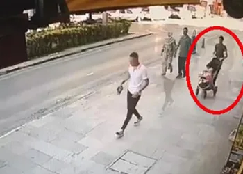 Bebek arabasıyla gezinirken,başka arabayı çaldı