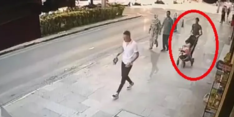 Bebek arabasıyla gezinirken,başka arabayı çaldı