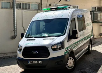 Otomobil traktöre arkadan çarptı