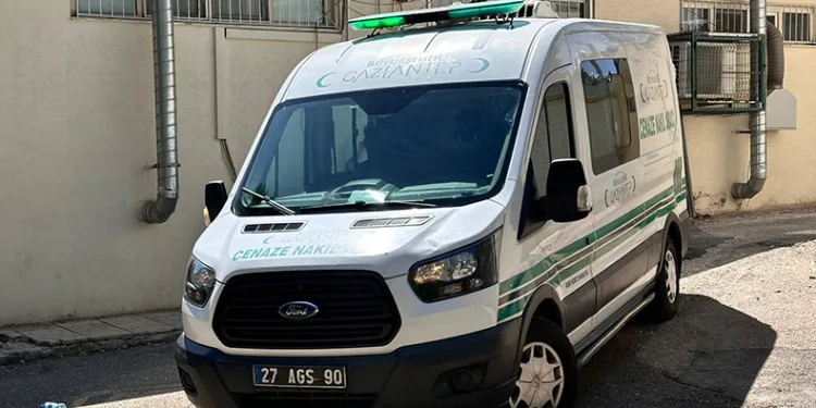 Otomobil traktöre arkadan çarptı
