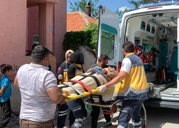 Cam silerken ikinci kattan düşen kadın yaralandı