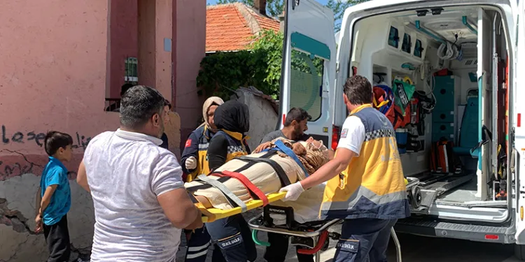 Cam silerken ikinci kattan düşen kadın yaralandı