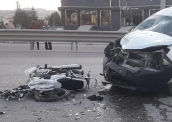 Bursa’da motosiklet ile hafif ticari araç kafa kafaya çarpıştı