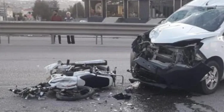 Bursa’da motosiklet ile hafif ticari araç kafa kafaya çarpıştı