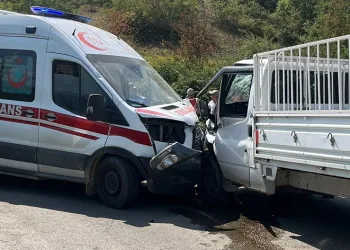 Bursa’da katliam gibi kaza: 2 ambulans kamyonet ile çarpıştı