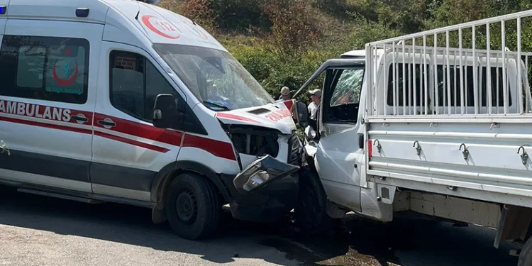 Bursa’da katliam gibi kaza: 2 ambulans kamyonet ile çarpıştı