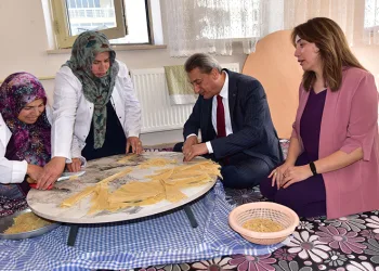 Vali kadınlarla birlikte erişte kesti