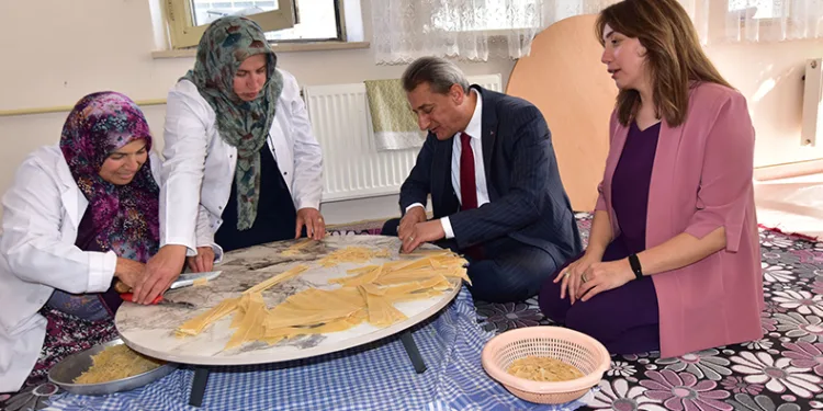 Vali kadınlarla birlikte erişte kesti