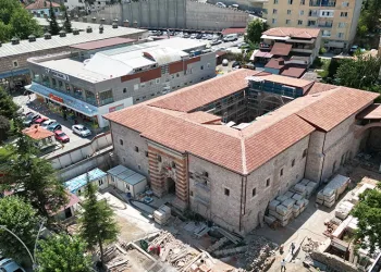 7 asırlık mavi çinileriyle ünlü Gök Medrese yeniden ayağa kalkıyor