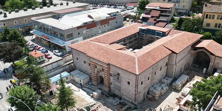 7 asırlık mavi çinileriyle ünlü Gök Medrese yeniden ayağa kalkıyor