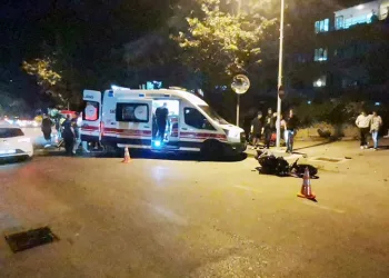 Mudanya’da motosiklet otomobile çarptı