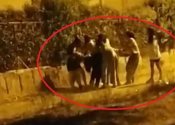 Bir grup kız, aralarına aldığı kızı darp etti