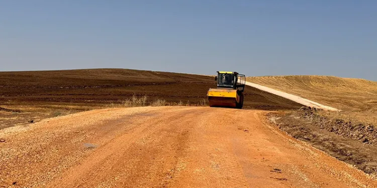Kırsal mahallelerde yol çalışmaları sürüyor
